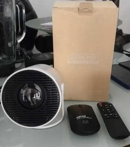 Projetor novo nunca usado, acompanha mouse e controle.