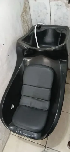 Cadeira de cabeleireiro e lavatório