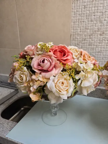 2 vasos com lindas rosas permamentes