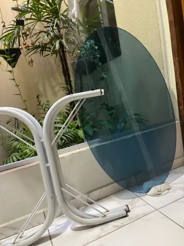 Mesa de vidro tampo oval 