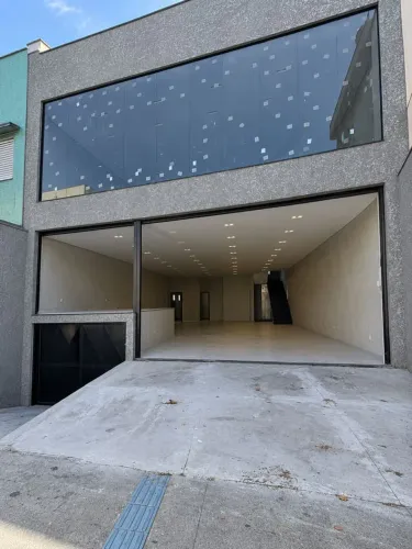 Prédio comercial na Avenida Rio das Pedras, 173 700 m²