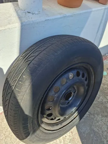 Roda com pneu 175/70/14 ótimo estado