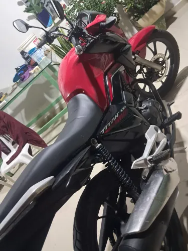 Vende se uma tinta super conservada revisada nada pra fazer