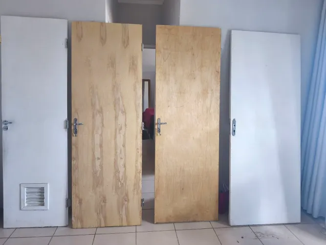Venda de portas usadas, bem conservada 60,70, 80 cm