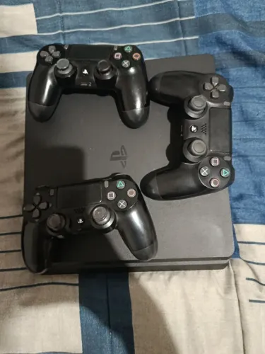 ps4 850GB três controles 7 jogos