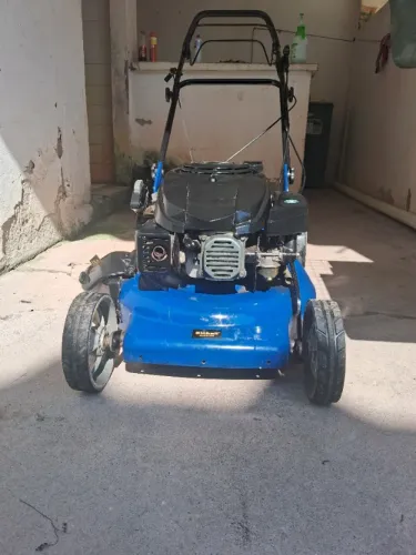 Carrinho de cortar grama a gasolina