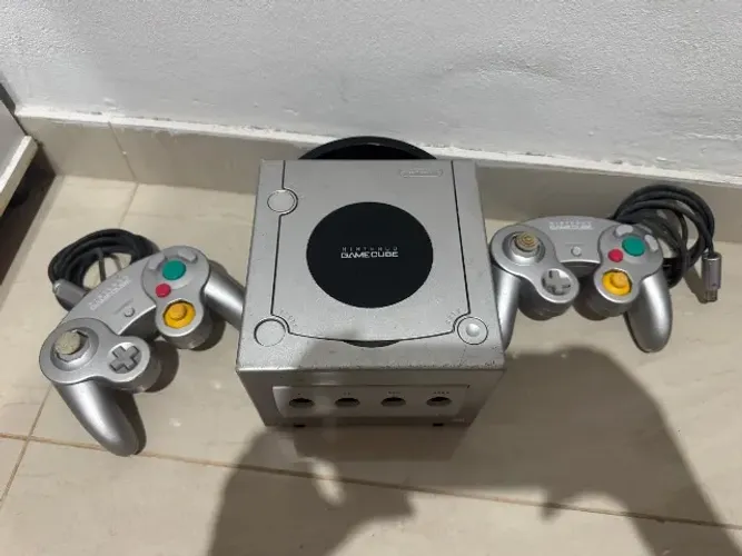 Nintendo GameCube Prata + 2 Controles Originais