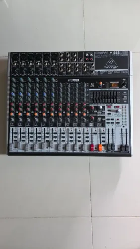 Mesa de som Behringer X1832USB