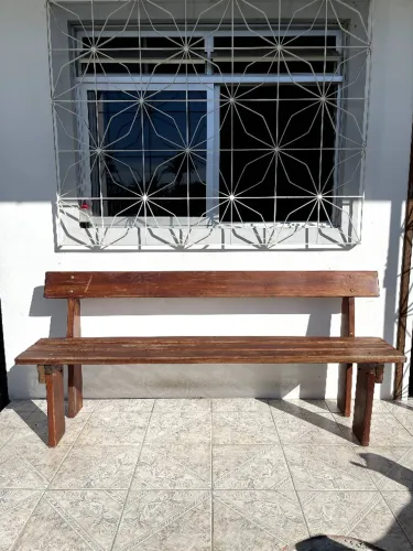 Banco grande de madeira maciça