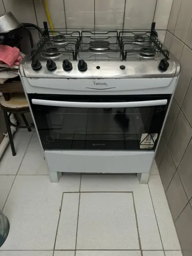 Fogão cinco bocas ótimo