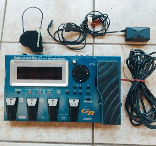 Vendo pedaleira Roland GR-55 Guitar Synthesizer eu excelente estado.