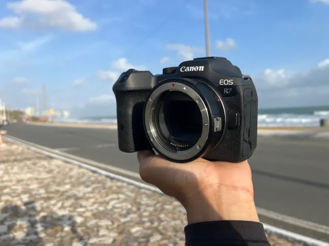 Camera Canon R7 com adaptador RF