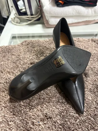 scarpin couro preto AREZZO