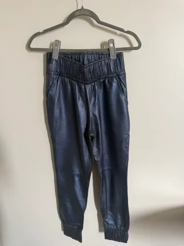 Calça de couro legítimo azul marinho metalizado, tamanho P