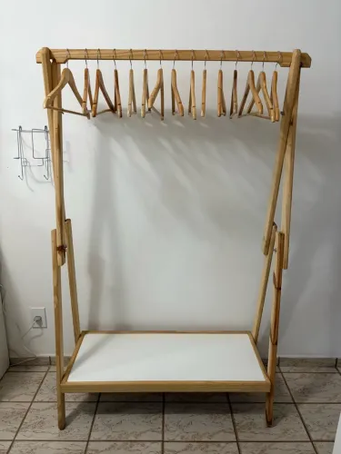 Arara de roupas de madeira