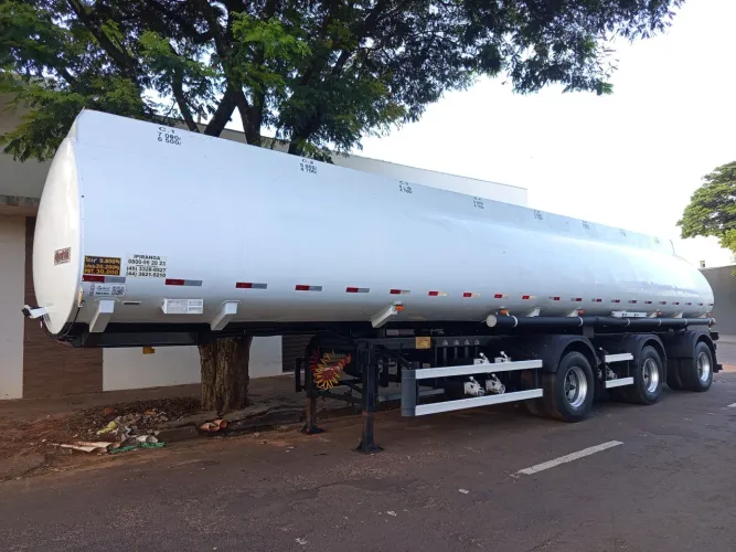 CARRETA TANQUE DE COMBUSTÍVEL 42.000L COMPARTIMENTADA COM PNEUS