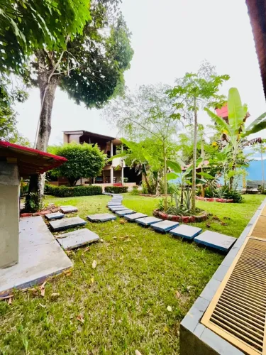 Casa térrea com 5 quartos sendo 1 suítes com closet , edícula e churrasqueira