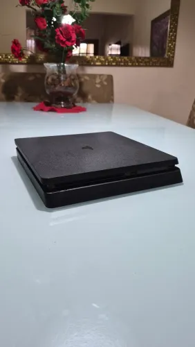 Ps4 slim 1tb + gta v e outros 3 jogos