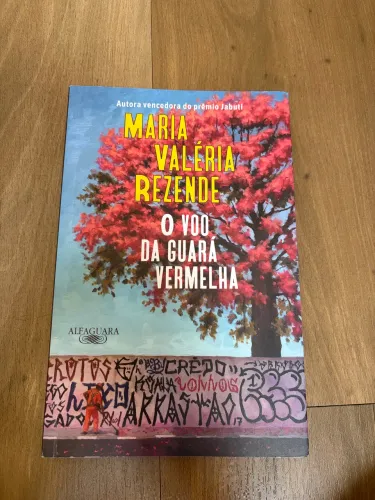 Lindo e emocionante livro O voo da Guará Vermelha, em perfeito estado.