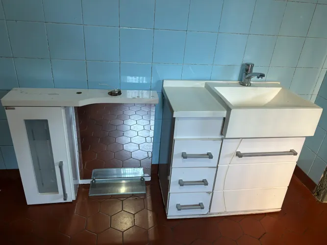 Conjunto para banheiro ( gabinete + pia + torneira + espelheira )