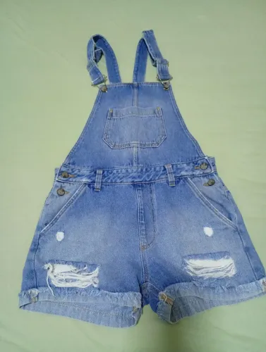 Jardineira jeans usada poucas vezes.