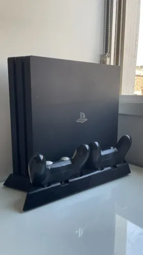 PS4 PRO 1TB + 2 JOGOS E 2 CONTROLES