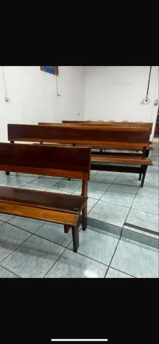 Banco de madeira maciça - Resistente e acabamento envernizado