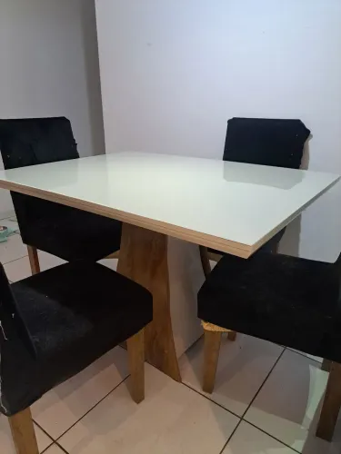 Mesa de jantar (120x90 cm) com 4 cadeiras