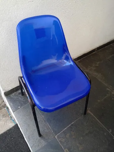 Cadeira plástica com estrutura de ferro.
