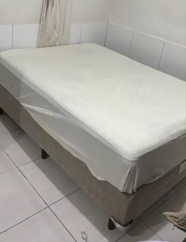 Cama casal.