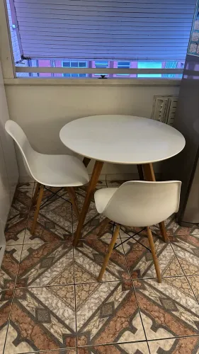 Mesa e 2 cadeiras branca e madeira - jantar