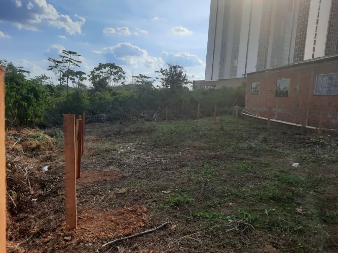 Vendo ou troco por carro terreno atrás do Via Towers