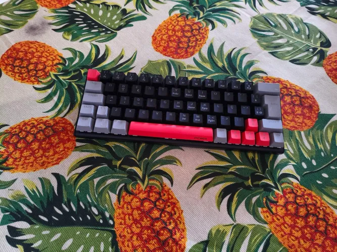 Teclado mecânico gamer Kuromori 60% ABNT2(Switch