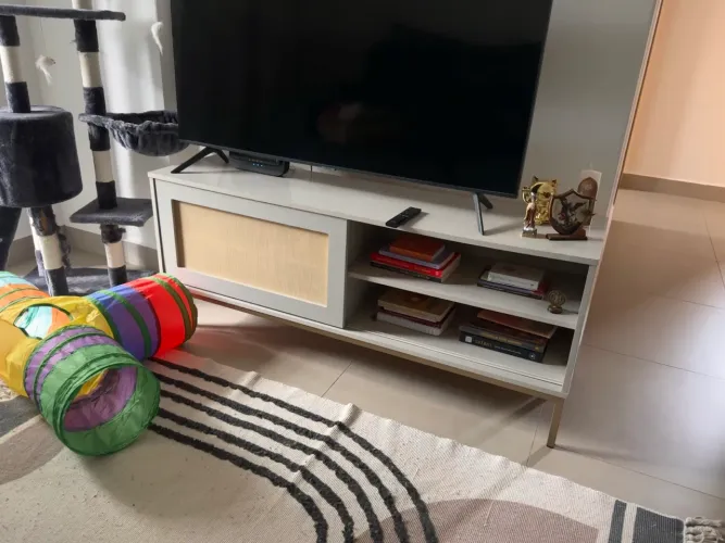 Rack branco para TV até 55 polegadas com porta e pés de metal