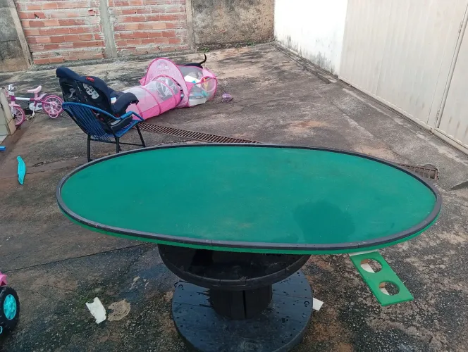 Mesa de poker caseira, com tomada e porta copos
