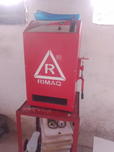 Máquina de fazer chinelo dá rimaQ