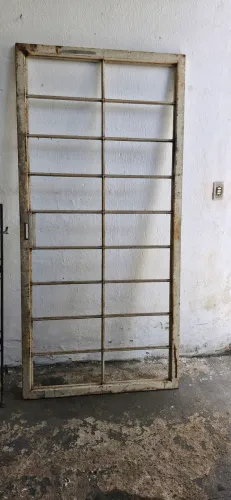 Porta de ferro 2,10 x 1,00 m usada - R$ 250