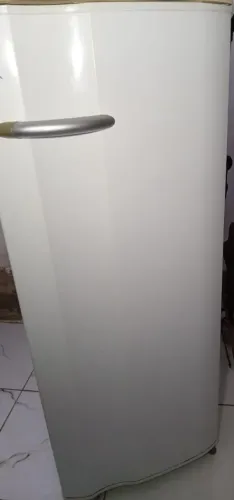 Vendo geladeira econômica toda boa