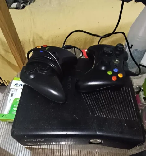 Vendo um Xbox 360 com 2 controles 1 pendrive com 3 jogos mais 3 jogos em cd