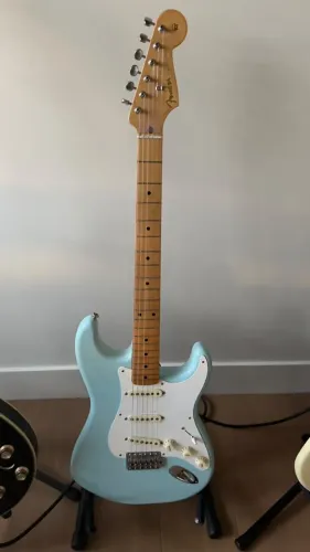 Fender Stratocaster MIM, tremolo bar, 3 extras pick guards