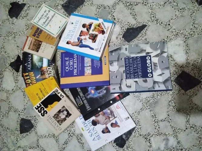 Livros variados para doação 