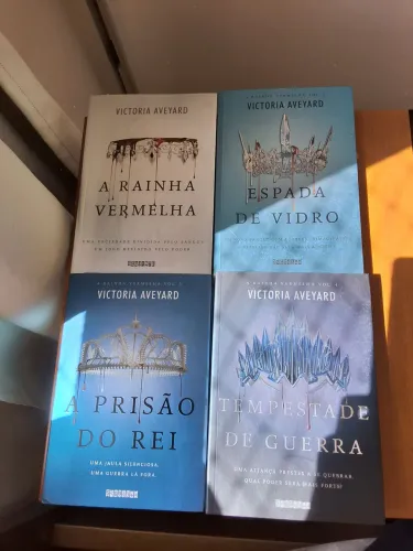 Livros A Rainha Vermelha - VICTORIA AVEYARD