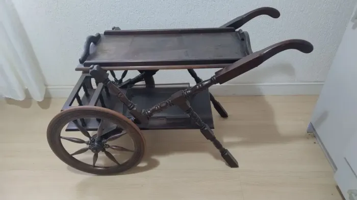 Carinho de chá antigo em madeira nobre