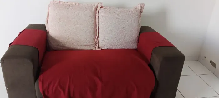 Uma mesa um conjunto de sofá 2 3 lugar