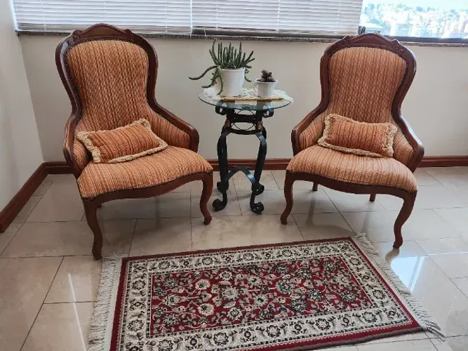 Vendo duas Cadeiras Estilo Vitoriana