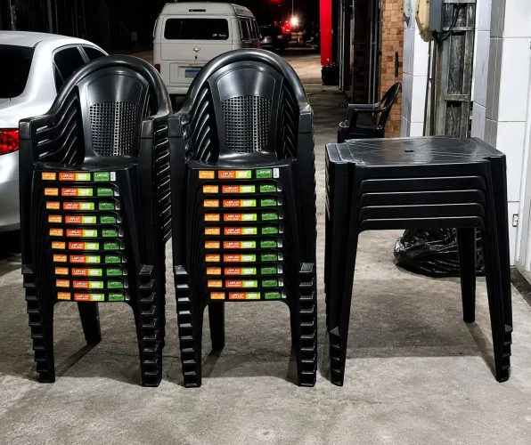 Conjunto de Mesa e Cadeiras de Plástico