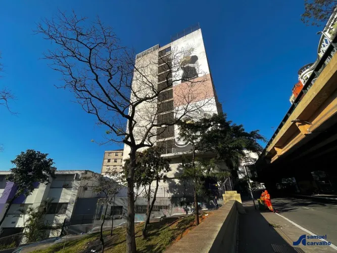 APTO AMPLO COM JANELÕES E PÉ DIREITO ALTO PRÓXIMO AO METRO