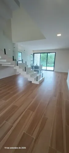 Alugo casa com 4 suítes localizada no Alphaville com 310 m2.