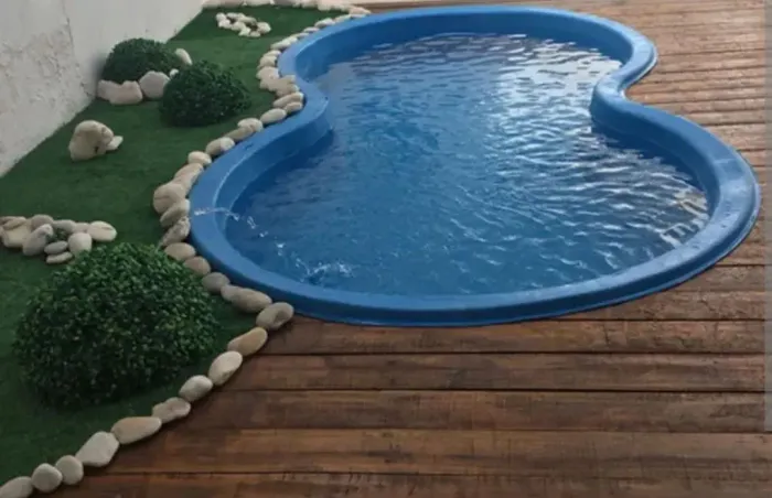 Piscina de fibra (1000 litros tipo feijão com capa)