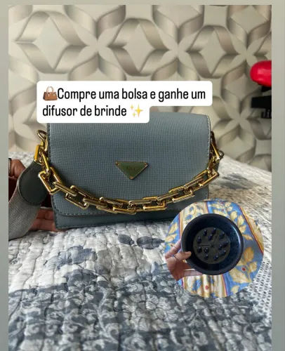 Bolsa Feminina Azul com Corrente Dourada ?